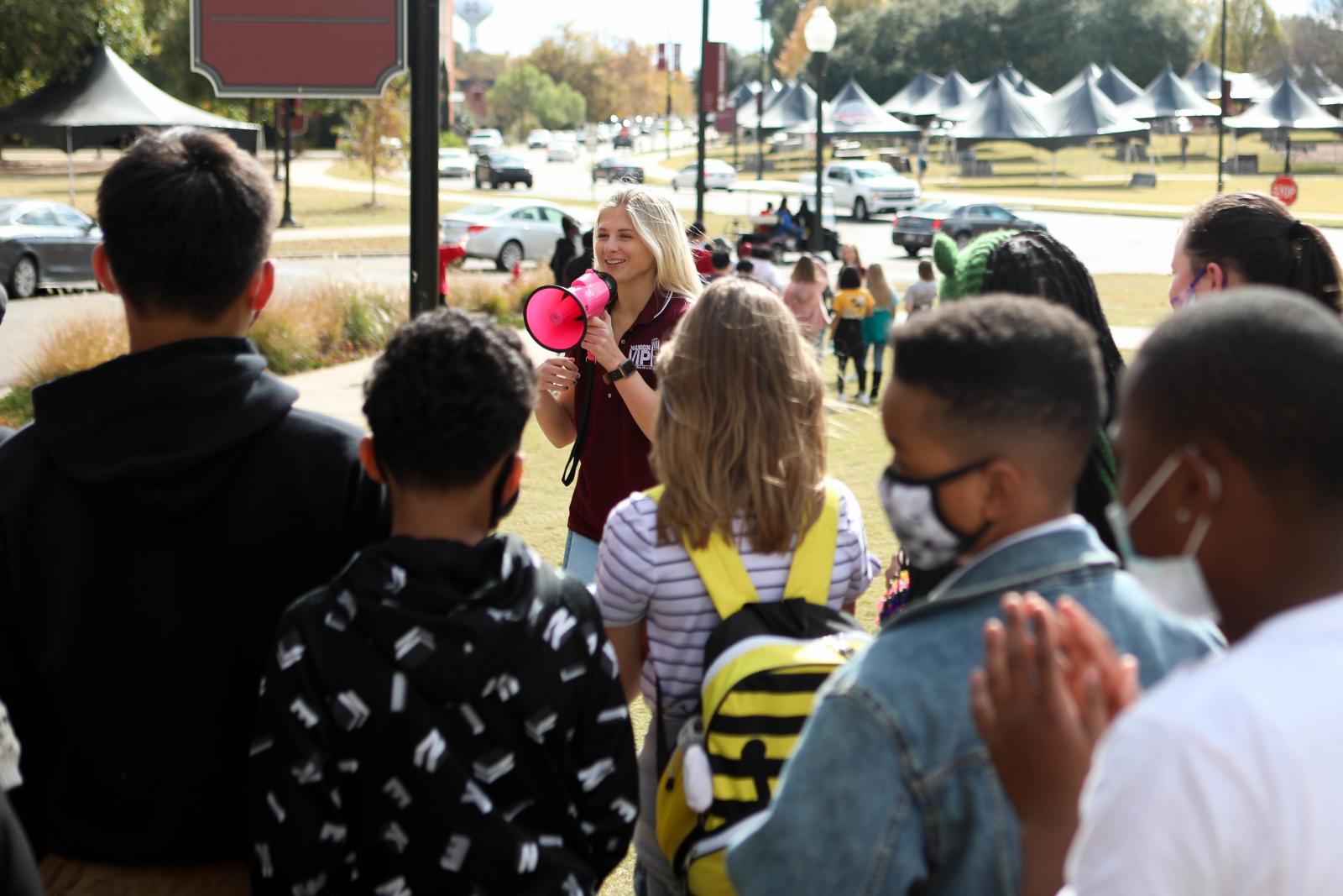 MSU Maroon VIP Student leads middle schoolers on a campus tour